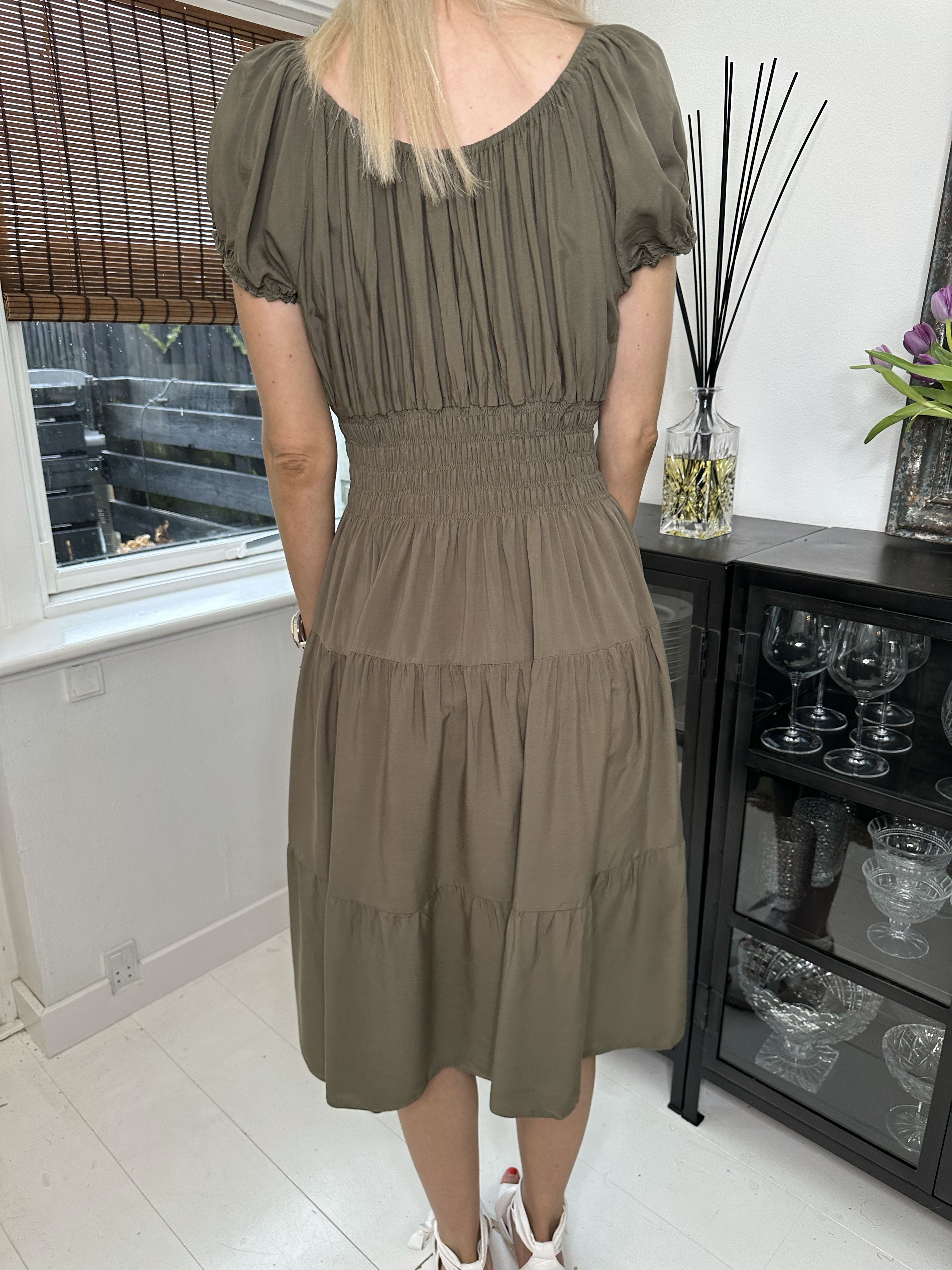 Finalia short - Sød kjole med pufærmer og elastik i taljen